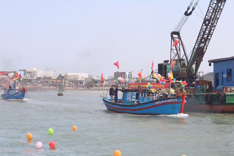 Quảng Ngãi: Tưng bừng Lễ ra quân nghề cá đầu năm ở Sa Huỳnh - Anh 4