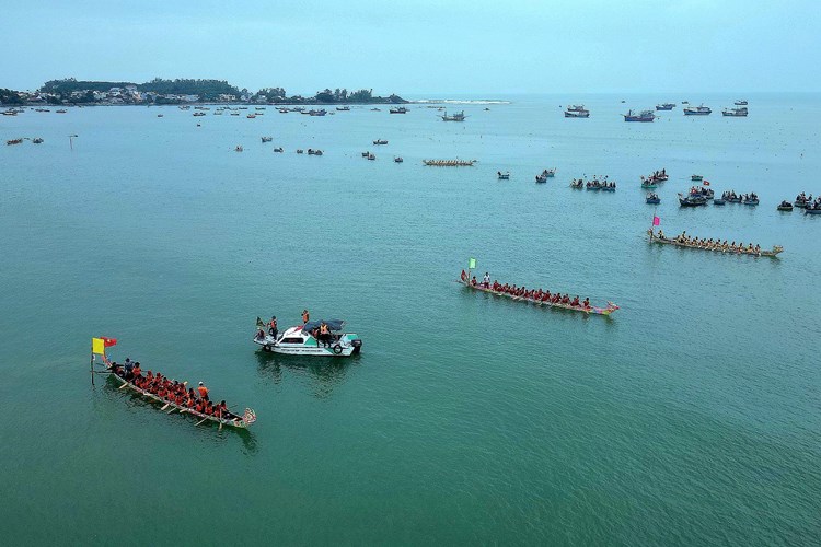 Quảng Ngãi tưng bừng Lễ hội đua thuyền đầu Xuân - Anh 2