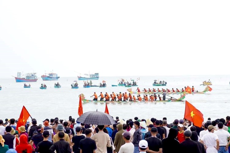 Quảng Ngãi tưng bừng Lễ hội đua thuyền đầu Xuân - Anh 4