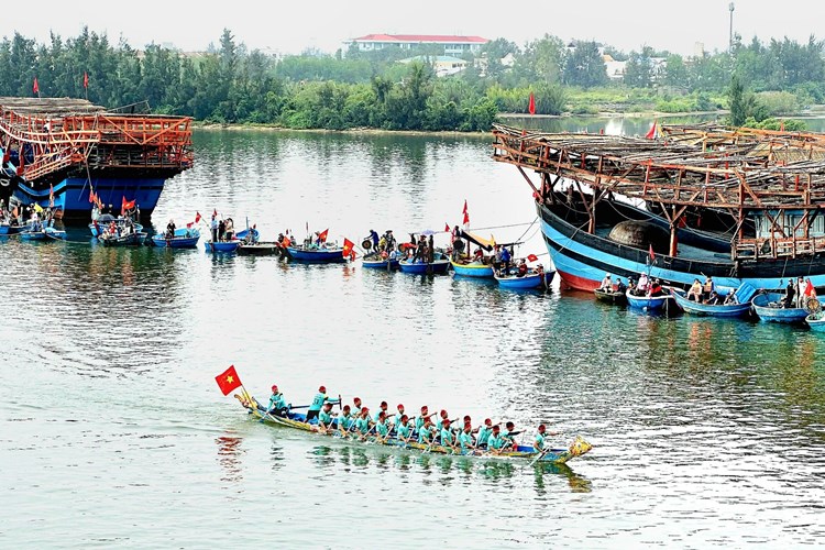 Đầu Xuân xem đua thuyền trên dòng sông Trà Bồng - Anh 1