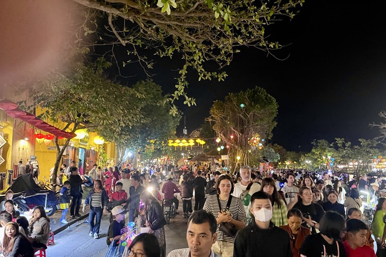 Quảng Nam: Đón 305.000 lượt khách tham quan, lưu trú dịp Tết - Anh 1