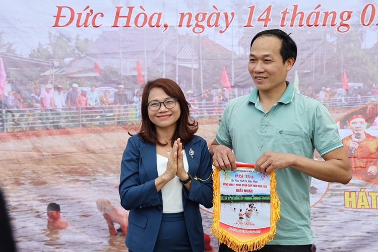 Sôi nổi trò chơi dân gian “Thi úp nơm” bắt cá - Anh 5