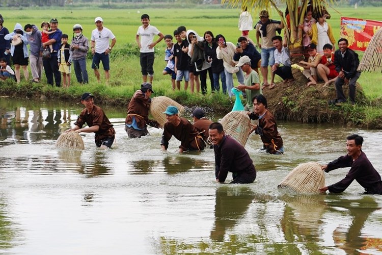 Sôi nổi trò chơi dân gian “Thi úp nơm” bắt cá - Anh 3