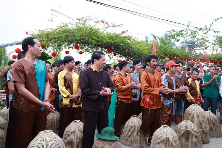Sôi nổi trò chơi dân gian “Thi úp nơm” bắt cá - Anh 1