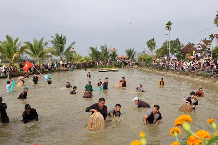 Sôi nổi trò chơi dân gian “Thi úp nơm” bắt cá - Anh 2
