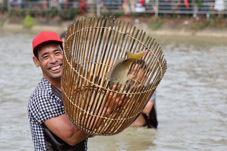 Sôi nổi trò chơi dân gian “Thi úp nơm” bắt cá - Anh 4