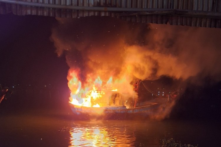 Quảng Ngãi: Hai tàu cá của ngư dân bốc cháy dữ dội trong đêm - Anh 1