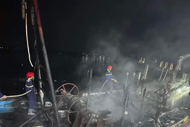 Quảng Ngãi: Hai tàu cá của ngư dân bốc cháy dữ dội trong đêm - Anh 2