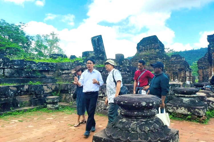 Đoàn trưởng làng Indonesia trao đổi kinh nghiệm bảo tồn di sản văn hóa tại Quảng Nam - Anh 2