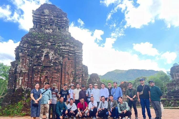 Đoàn trưởng làng Indonesia trao đổi kinh nghiệm bảo tồn di sản văn hóa tại Quảng Nam - Anh 1