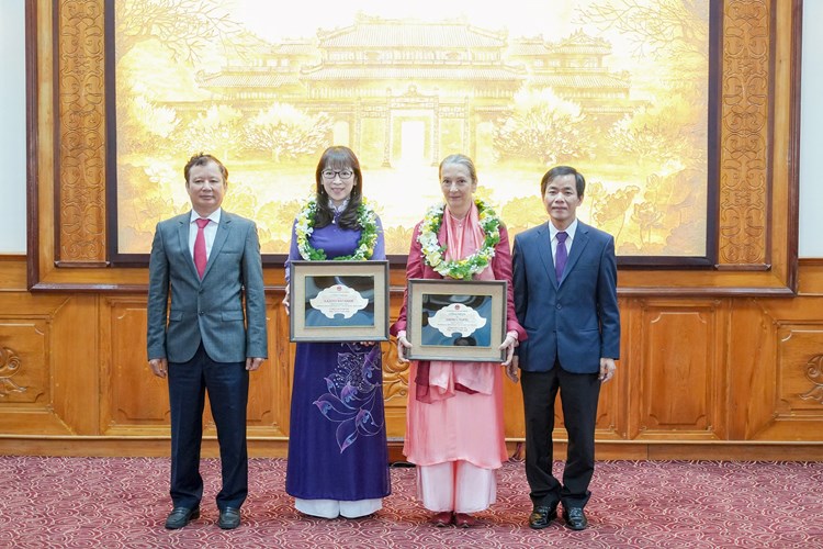 Trao danh hiệu Công dân danh dự tỉnh Thừa Thiên Huế cho 2 nữ chuyên gia quốc tế - Anh 1