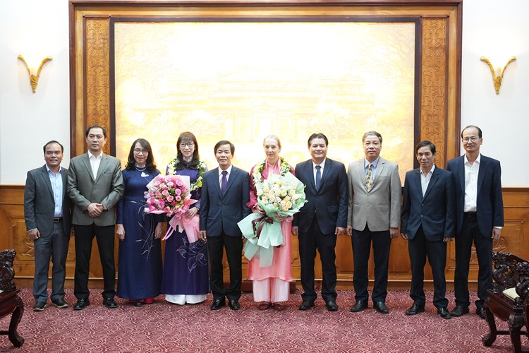 Trao danh hiệu Công dân danh dự tỉnh Thừa Thiên Huế cho 2 nữ chuyên gia quốc tế - Anh 4