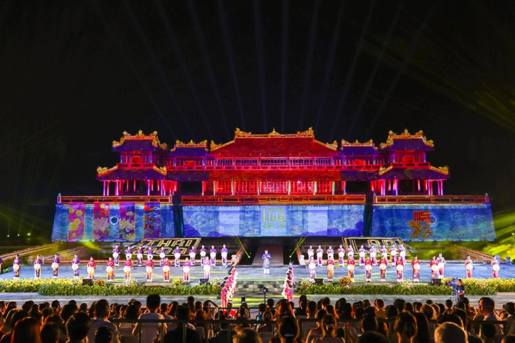 Vietnam Airlines là nhà vận chuyển chính thức của Festival Huế 2024 - Anh 2