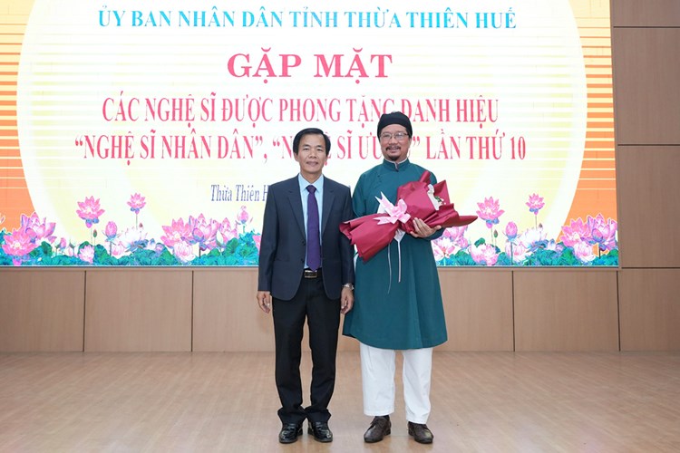 Thừa Thiên Huế gặp mặt, chúc mừng các nghệ sĩ được phong tặng NSND, NSƯT - Anh 1
