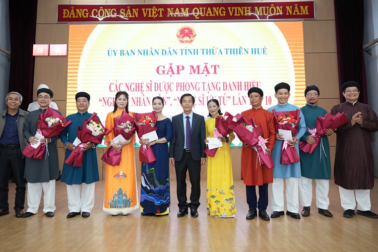Thừa Thiên Huế gặp mặt, chúc mừng các nghệ sĩ được phong tặng NSND, NSƯT - Anh 2