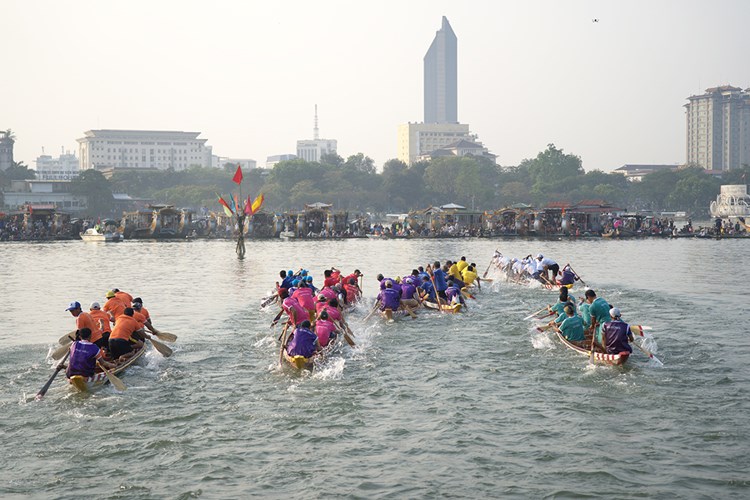 Sôi động giải đua ghe truyền thống trên sông Hương - Anh 4