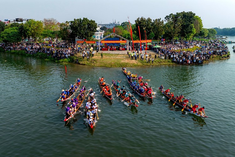 Sôi động giải đua ghe truyền thống trên sông Hương - Anh 1