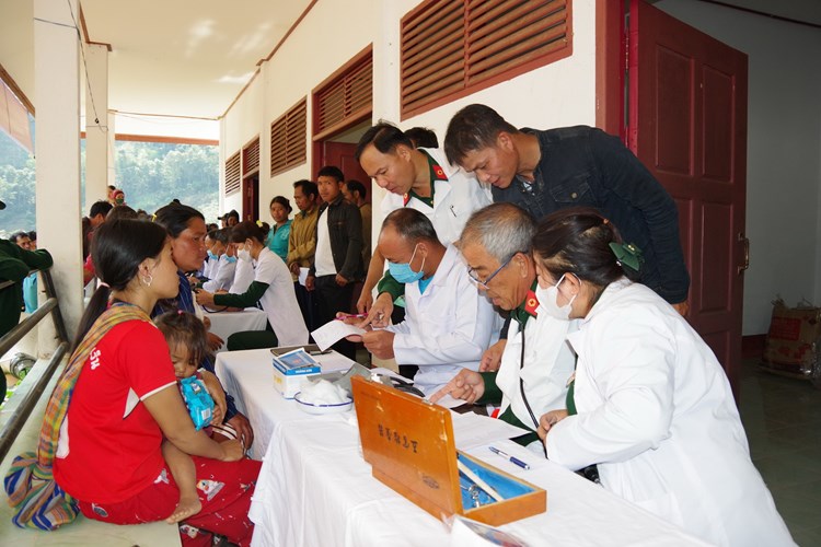 Quảng Nam: Khám bệnh, tặng quà cho nhân dân Lào nhân dịp Tết Bunpimay - Anh 1