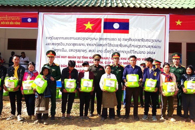 Quảng Nam: Khám bệnh, tặng quà cho nhân dân Lào nhân dịp Tết Bunpimay - Anh 2