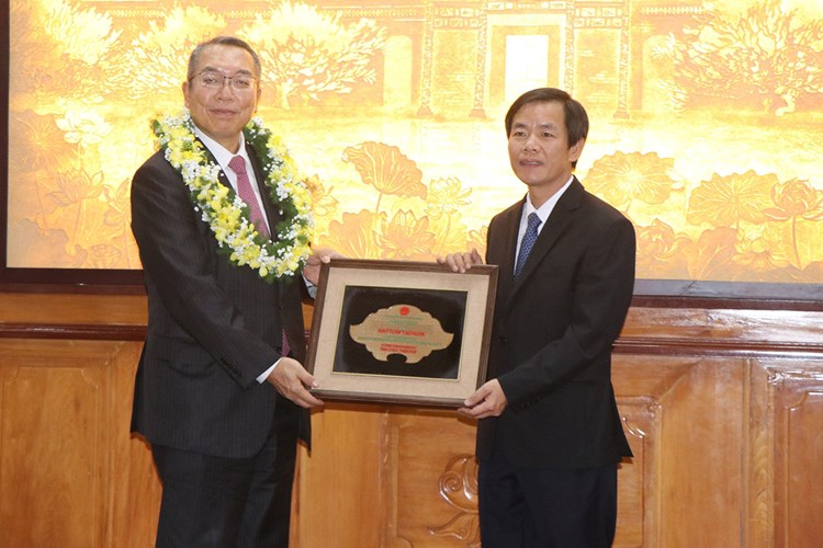 Trao tặng danh hiệu “Công dân danh dự tỉnh Thừa Thiên Huế” cho giáo sư người Nhật - Anh 1