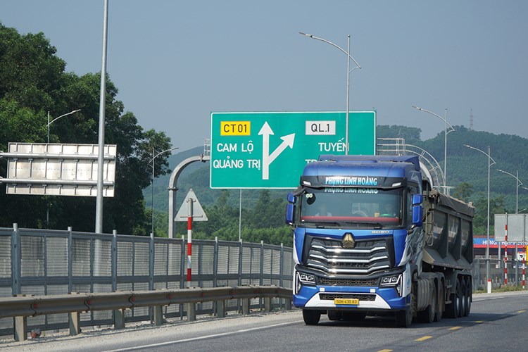 Điều tiết, phân luồng để xe khách, xe tải hạng nặng không vào cao tốc Cam Lộ - La Sơn - Anh 1