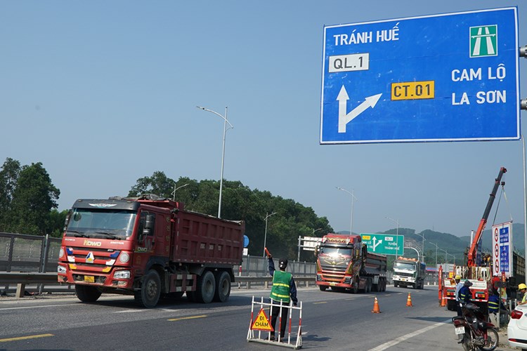 Điều tiết, phân luồng để xe khách, xe tải hạng nặng không vào cao tốc Cam Lộ - La Sơn - Anh 2