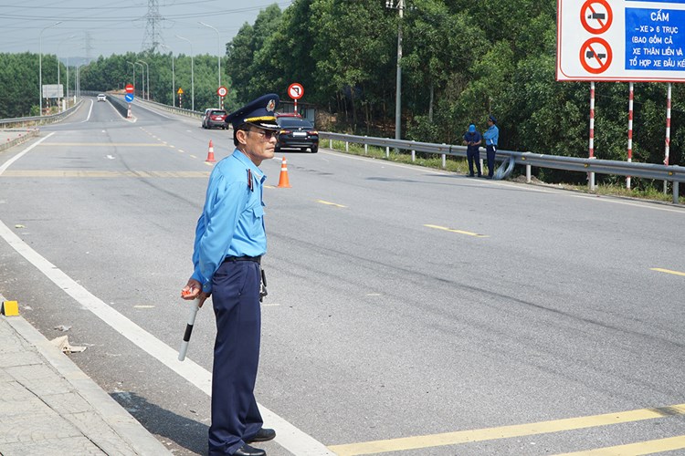 Điều tiết, phân luồng để xe khách, xe tải hạng nặng không vào cao tốc Cam Lộ - La Sơn - Anh 3