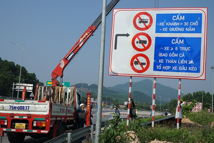 Điều tiết, phân luồng để xe khách, xe tải hạng nặng không vào cao tốc Cam Lộ - La Sơn - Anh 5