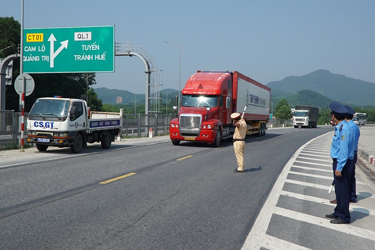 Điều tiết, phân luồng để xe khách, xe tải hạng nặng không vào cao tốc Cam Lộ - La Sơn - Anh 6