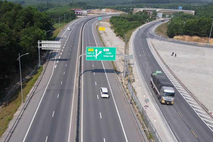 Điều tiết, phân luồng để xe khách, xe tải hạng nặng không vào cao tốc Cam Lộ - La Sơn - Anh 4