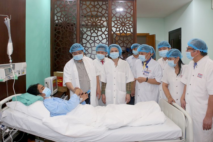 Thủ tướng thăm hỏi các bệnh nhân ghép tạng xuyên Việt - Anh 1