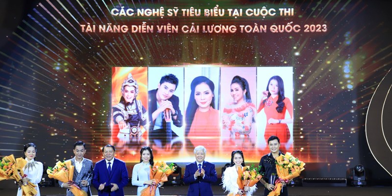 Bộ trưởng Nguyễn Văn Hùng​​​​​​​: Vun đắp niềm tin, khát vọng cho nghệ sĩ hăng say trên cánh đồng nghệ thuật - Anh 2