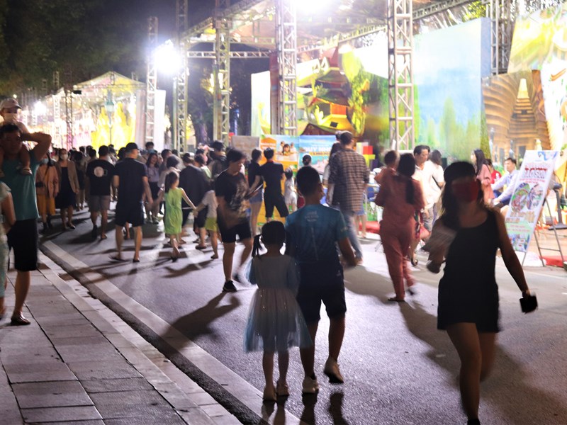Lễ hội Du lịch và văn hóa ẩm thực Hà Nội 2021 thu hút hàng nghìn người trong đêm khai mạc - Anh 5