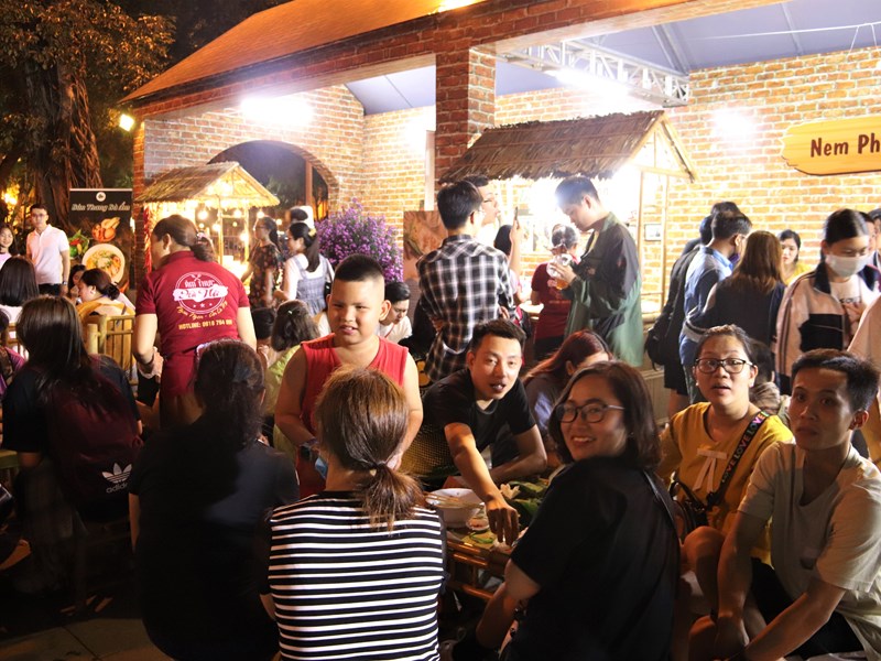 Lễ hội Du lịch và văn hóa ẩm thực Hà Nội 2021 thu hút hàng nghìn người trong đêm khai mạc - Anh 7