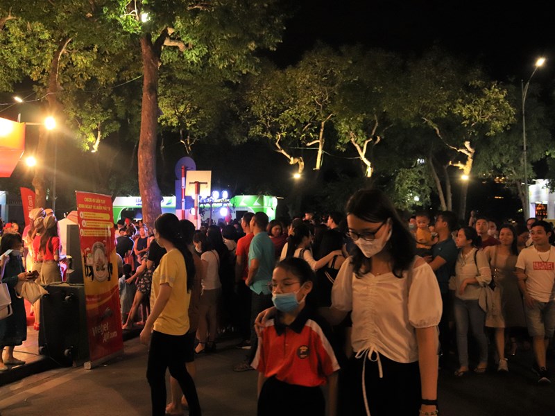 Lễ hội Du lịch và văn hóa ẩm thực Hà Nội 2021 thu hút hàng nghìn người trong đêm khai mạc - Anh 8