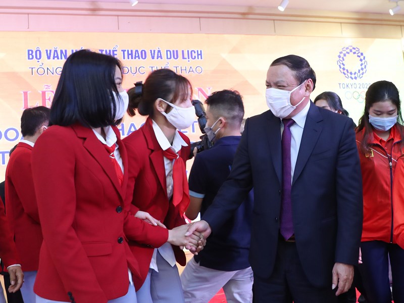 Bộ trưởng Nguyễn Văn Hùng: Mang trong tim lá cờ Tổ quốc để cống hiến hết mình - Anh 1