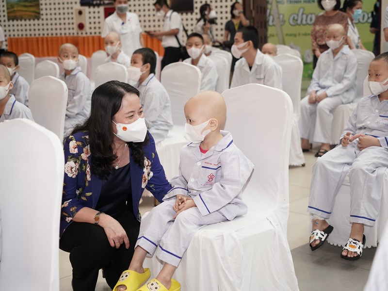 Phó Chủ tịch nước Võ Thị Ánh Xuân trao quà Trung thu cho các bệnh nhi - Anh 3