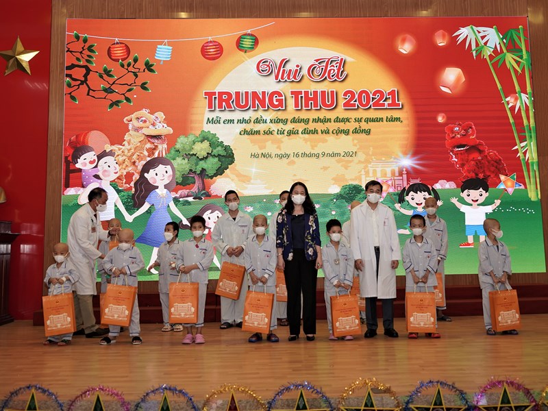 Phó Chủ tịch nước Võ Thị Ánh Xuân trao quà Trung thu cho các bệnh nhi - Anh 1