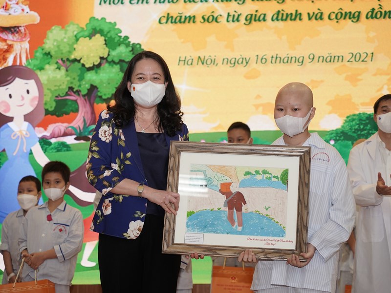 Phó Chủ tịch nước Võ Thị Ánh Xuân trao quà Trung thu cho các bệnh nhi - Anh 4