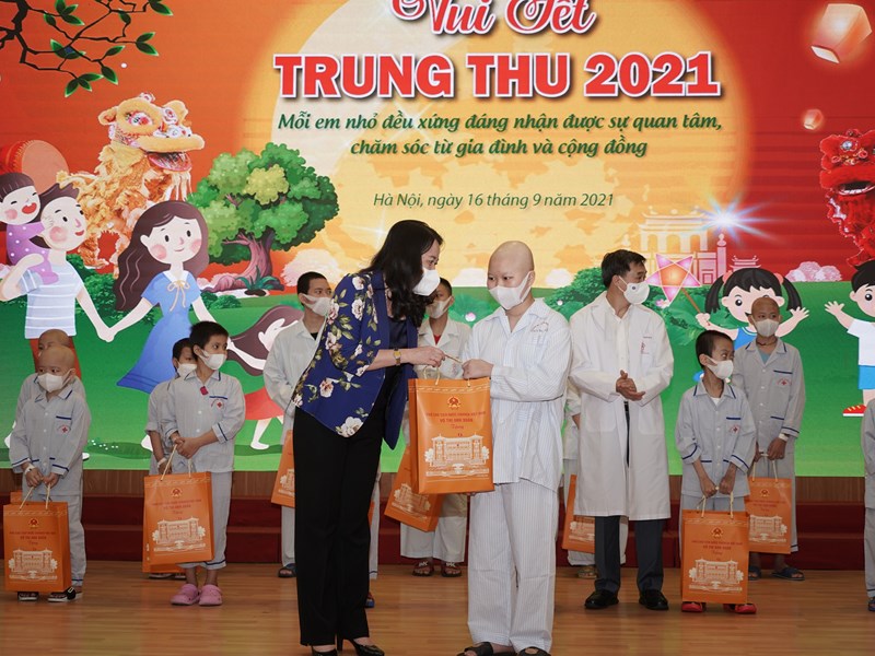 Phó Chủ tịch nước Võ Thị Ánh Xuân trao quà Trung thu cho các bệnh nhi - Anh 2