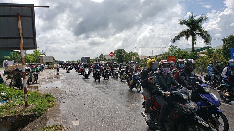 Quảng Bình: Giúp đỡ đoàn người đi xe máy về quê từ các tỉnh, thành phía Nam - Anh 1