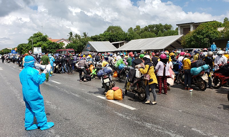 Quảng Bình: Giúp đỡ đoàn người đi xe máy về quê từ các tỉnh, thành phía Nam - Anh 2