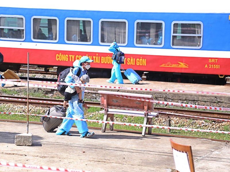 Quảng Bình: Đưa đón gần 2.800 công dân về quê tránh dịch trên 4 chuyến tàu hỏa - Anh 1