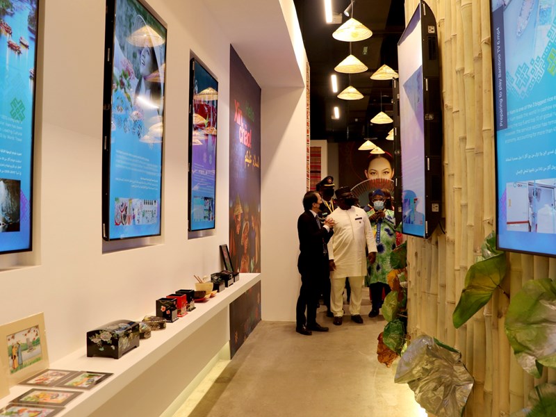Tổng thống Sierra Leone thăm Nhà triển lãm Việt Nam tại EXPO 2020 Dubai - Anh 1