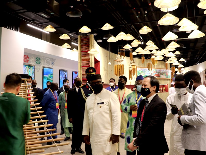 Tổng thống Sierra Leone thăm Nhà triển lãm Việt Nam tại EXPO 2020 Dubai - Anh 2