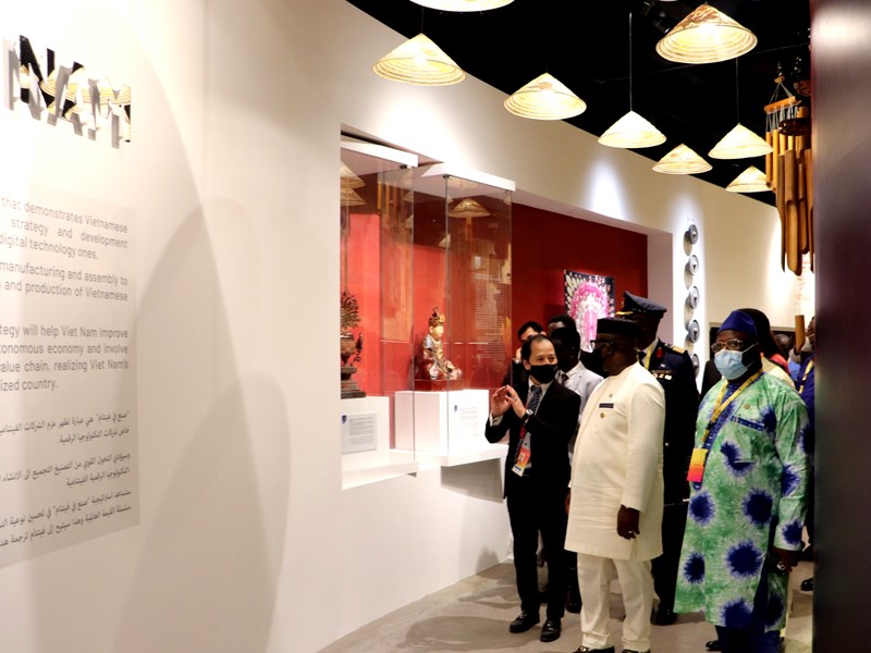 Tổng thống Sierra Leone thăm Nhà triển lãm Việt Nam tại EXPO 2020 Dubai - Anh 4