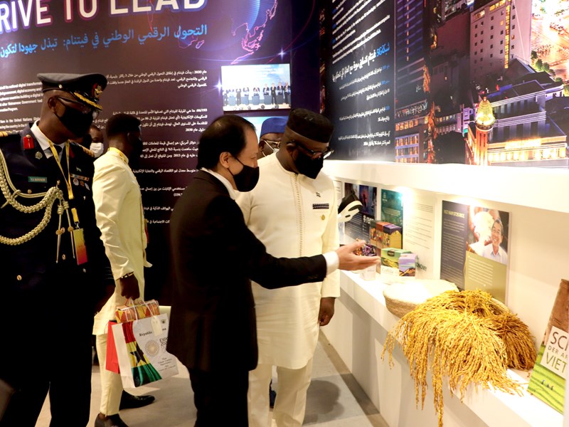 Tổng thống Sierra Leone thăm Nhà triển lãm Việt Nam tại EXPO 2020 Dubai - Anh 5