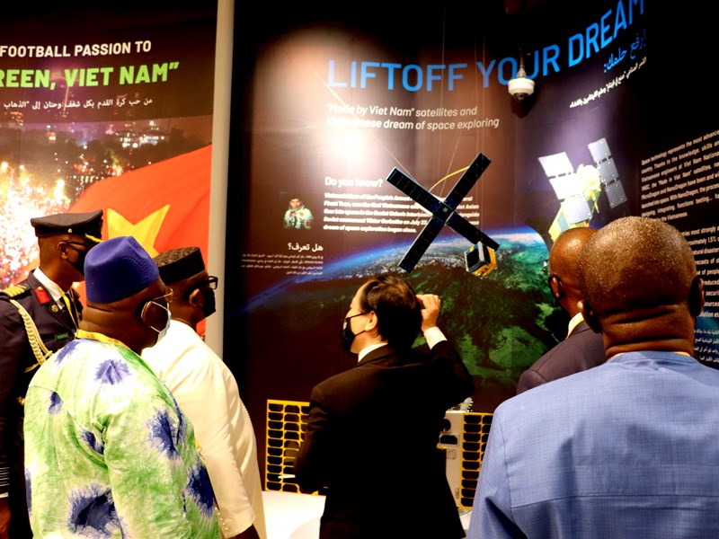 Tổng thống Sierra Leone thăm Nhà triển lãm Việt Nam tại EXPO 2020 Dubai - Anh 6