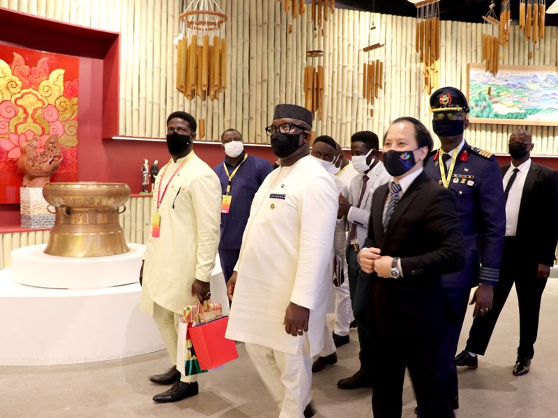 Tổng thống Sierra Leone thăm Nhà triển lãm Việt Nam tại EXPO 2020 Dubai - Anh 8
