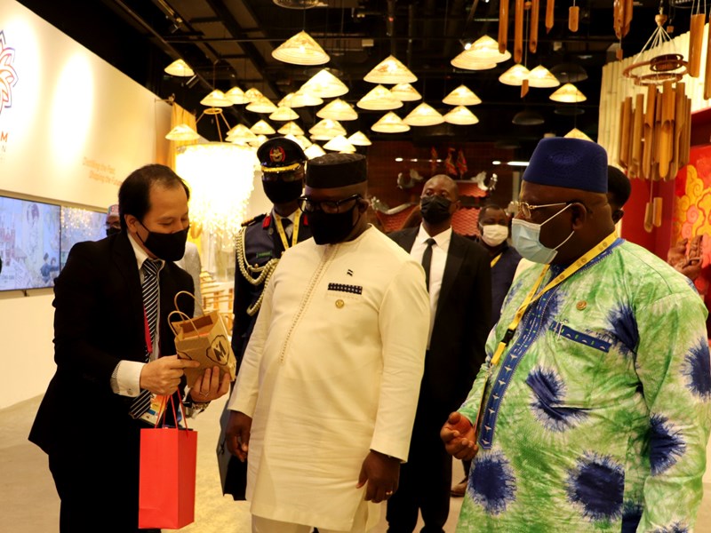 Tổng thống Sierra Leone thăm Nhà triển lãm Việt Nam tại EXPO 2020 Dubai - Anh 9